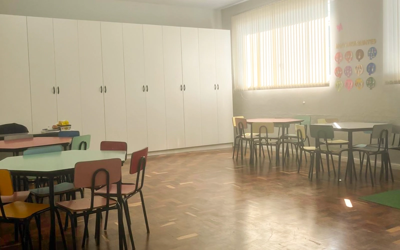 Sala de aula do CIJOP com mesas coloridas